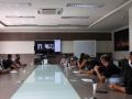 #PraTodosVerem: a foto mostra os secretários e diretores reunidos com o presidente Marcelo Werner numa longa mesa de reuniões, no Plenarinho da Casa. Ao fundo, uma televisão com colabores que participaram de forma remota. Crédito: Fabricia Prado/CVI